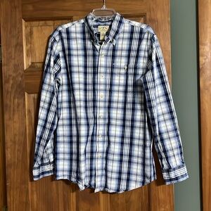 Men’s plaid Blue Mountain long sleeved dress shirt. Size M, blue and white
